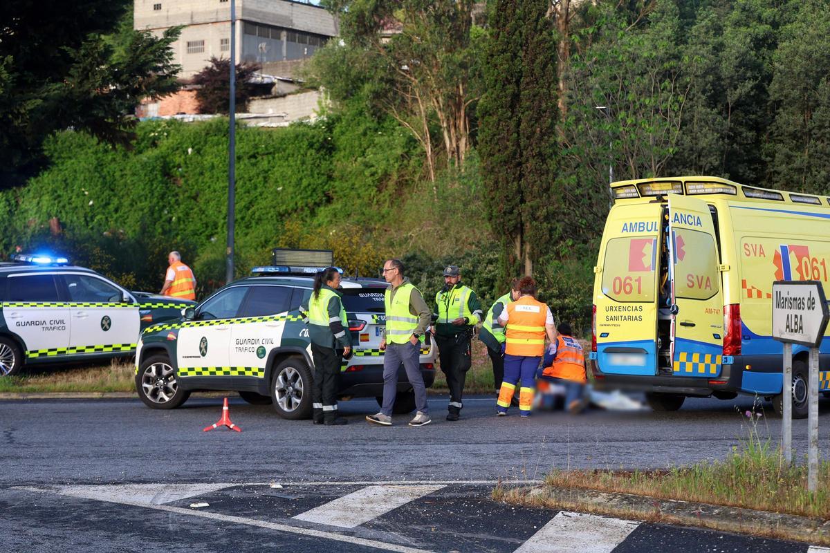 Los servicios de emergencias en el punto del atropello.