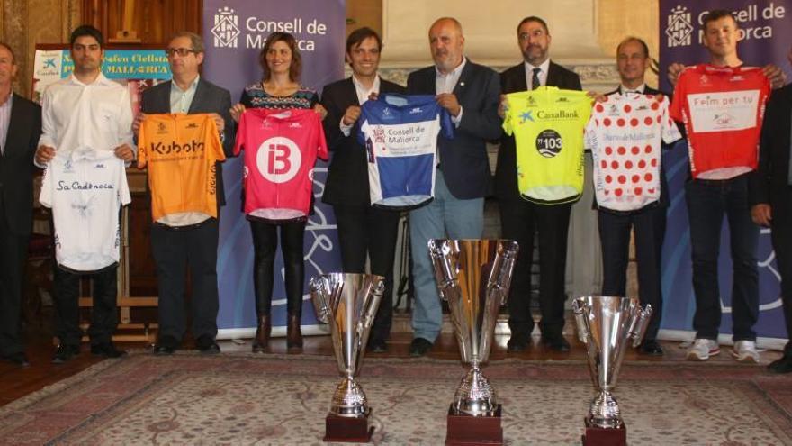 Los patrocinadores de los maillots y los organizadores, ayer en la presentación del Pla de Mallorca 2016 en la sede del Consell.