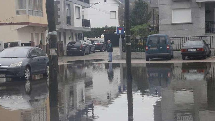 Inundaciones en la calle Carlos Casares, el año pasado, que se volvieron a repetir en este temporal. // Santos Álvarez