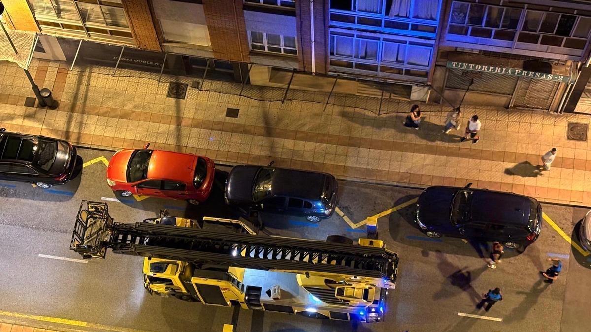 El camión de los bomberos a la altura del número 1 de la calle del Prado la pasada medianoche.
