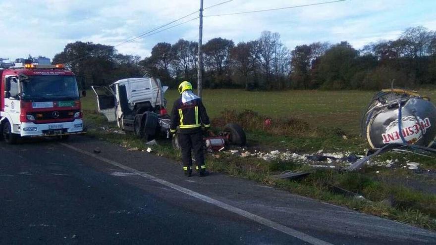 Vuelca un camión de leche en la N-634 en Curtis