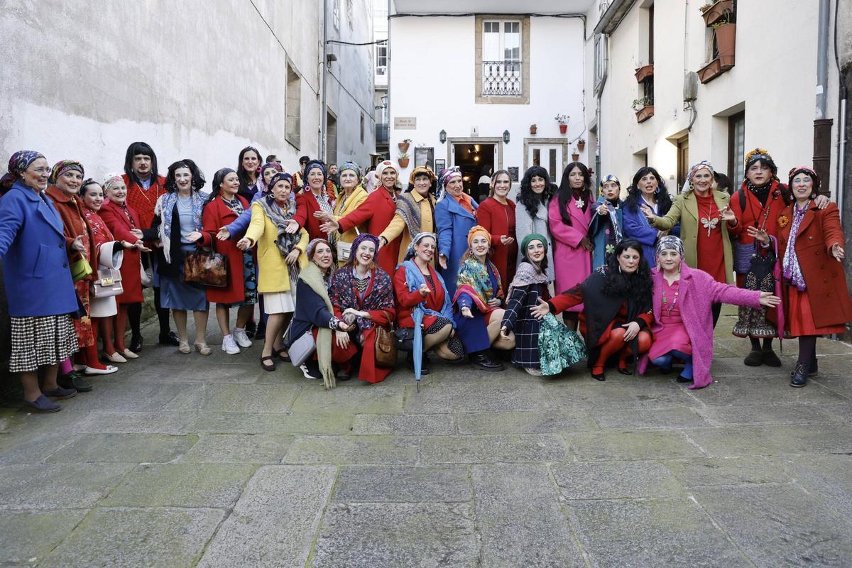 Maruxa e Coralia toman as rúas de Santiago neste luns de Entroido