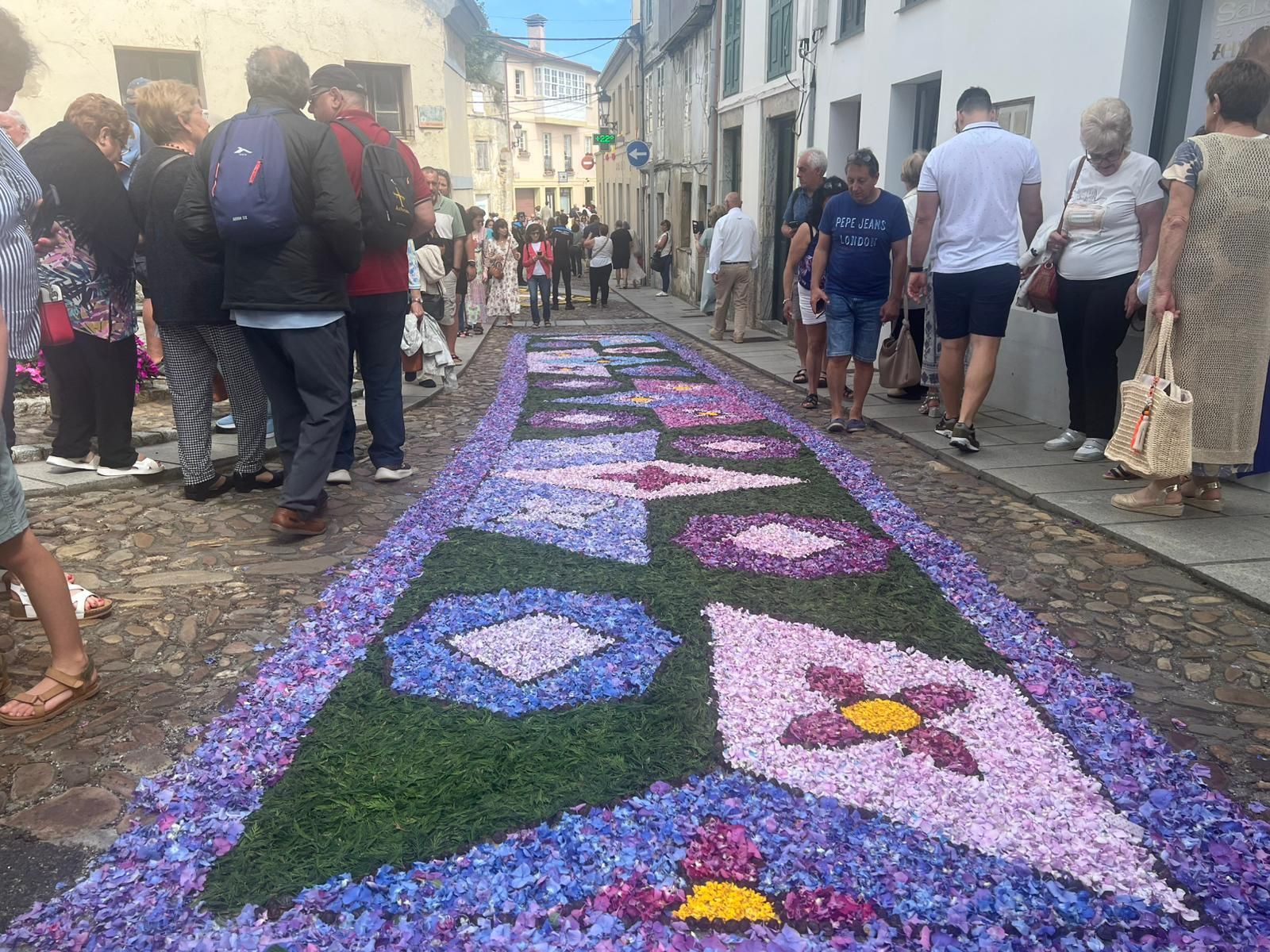 Castropol se llena de color con sus alfombras florales