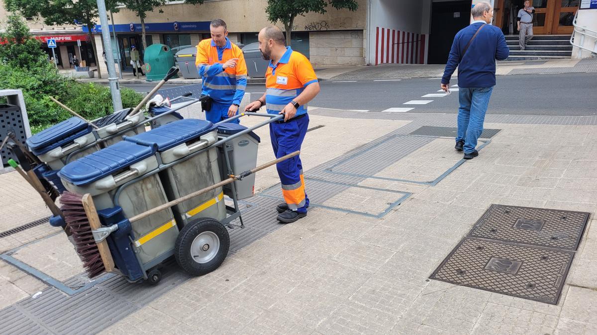 Dos operarios del servicio de limpieza viaria, la pasada semana, en la avenida Virgen del Guadalupe.