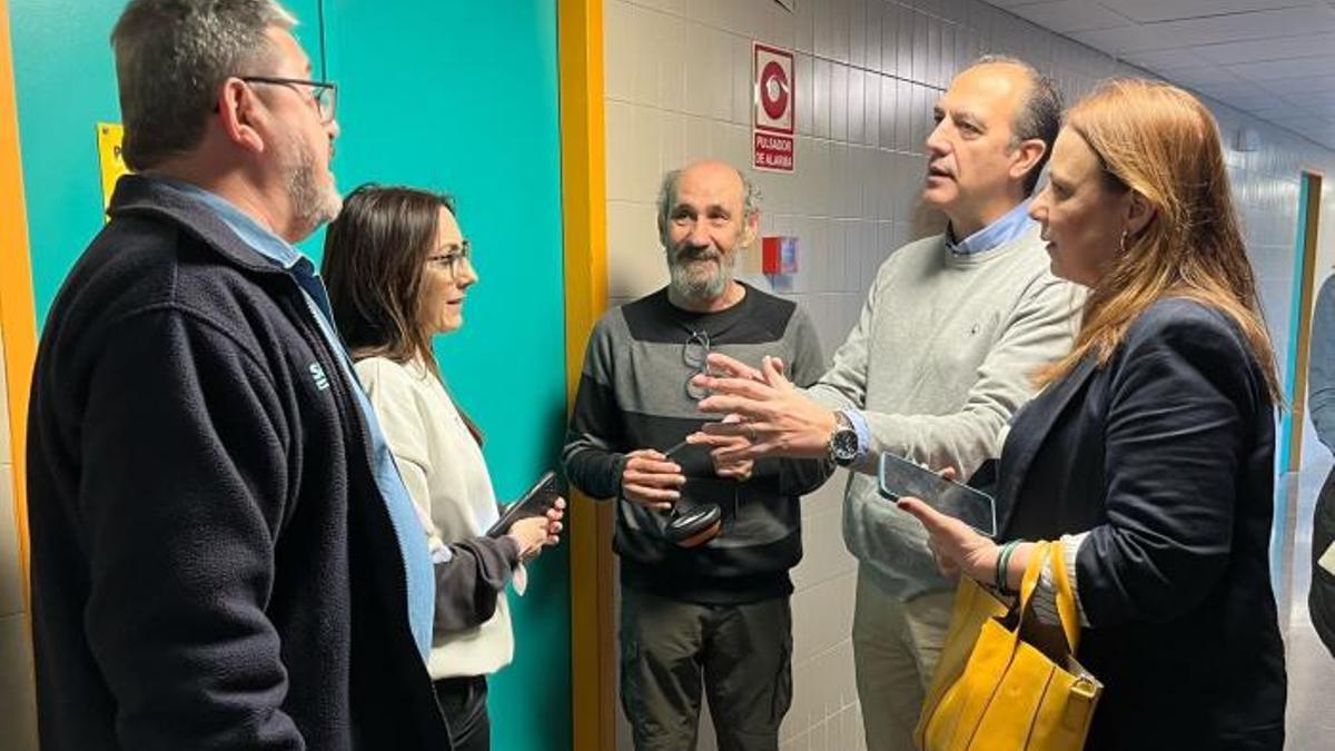 El consejero Bancalero con personal de mantenimiento del hospital bilbilitano, este sábado.