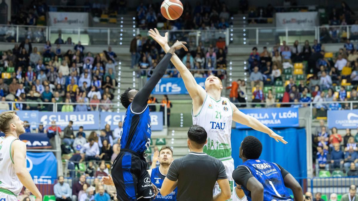 Lance del juego entre el San Pablo Burgos y el TAU Castelló.