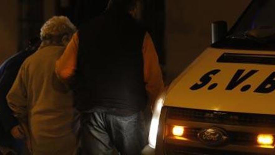 La madre del detenido tras ser puesta a salvo por la policía. Foto: Fernando Bustamante.