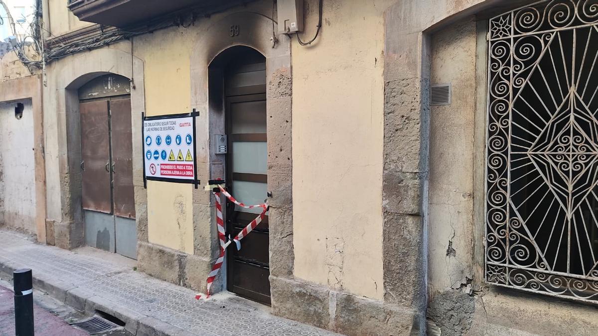 Obres de reparació dels desperfectes causats pel foc al bloc del carrer Circumvalació