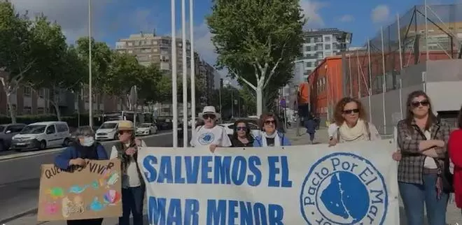 Ecologistas con pancartas a las puertas de la Asamblea