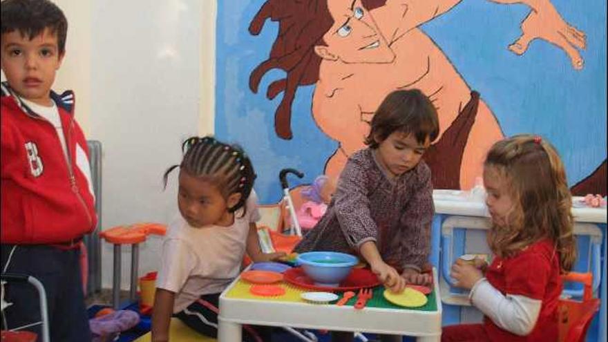 Niñas y niños jugando en la ludoteca de la ciudad, ubicada en la calle Cantar del Arriero