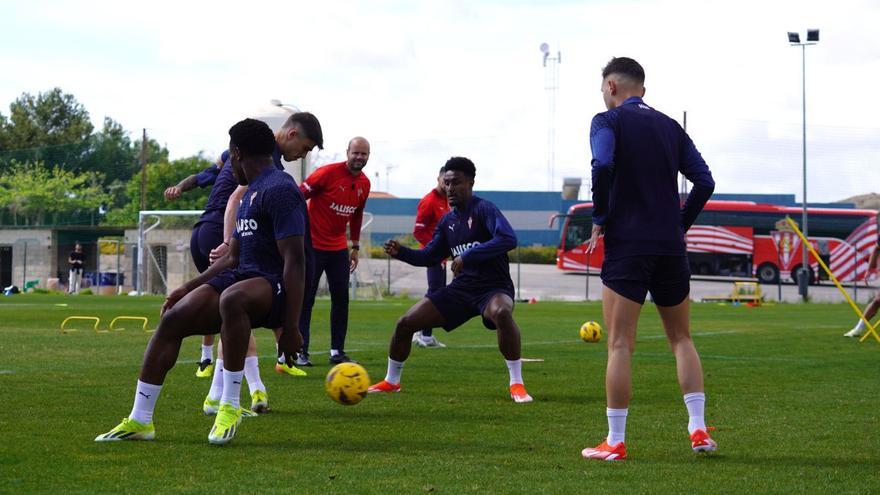 Un momento del entrenamiento del Sporting, ayer, en Alicante. | RSG