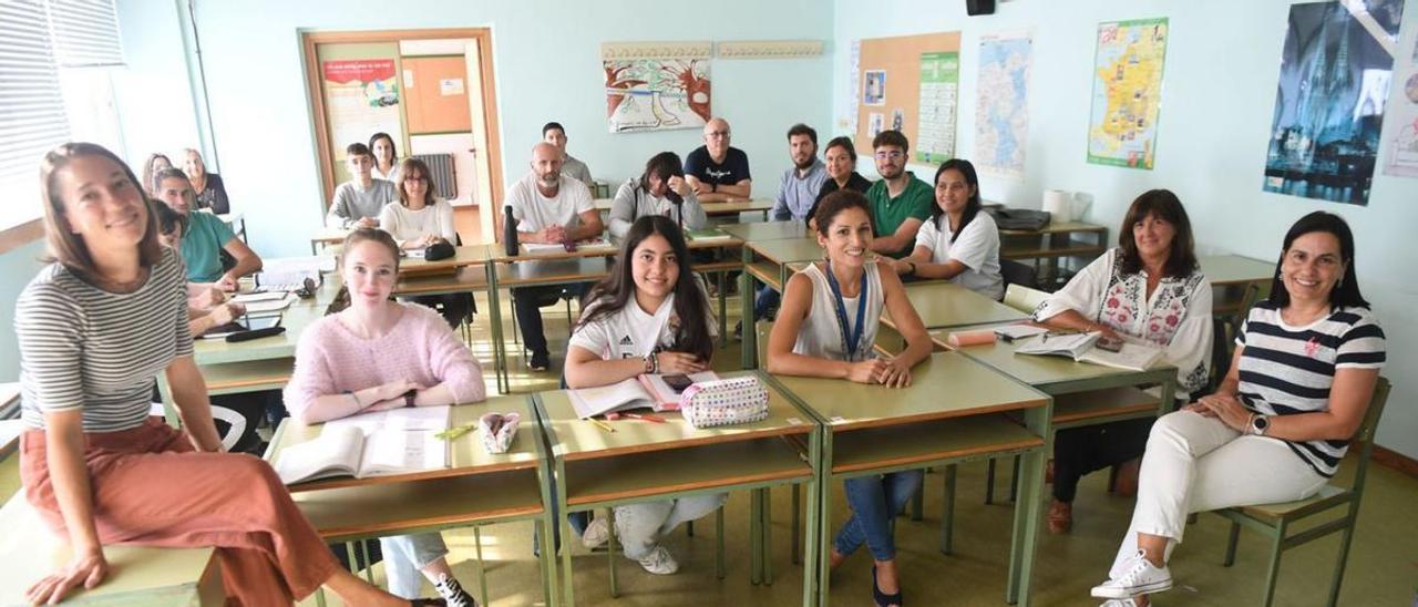 Mónica Suárez, a la derecha, posa con alumnos de alemán de la Escuela Oficial de Idiomas.  | // C. PARDELLAS