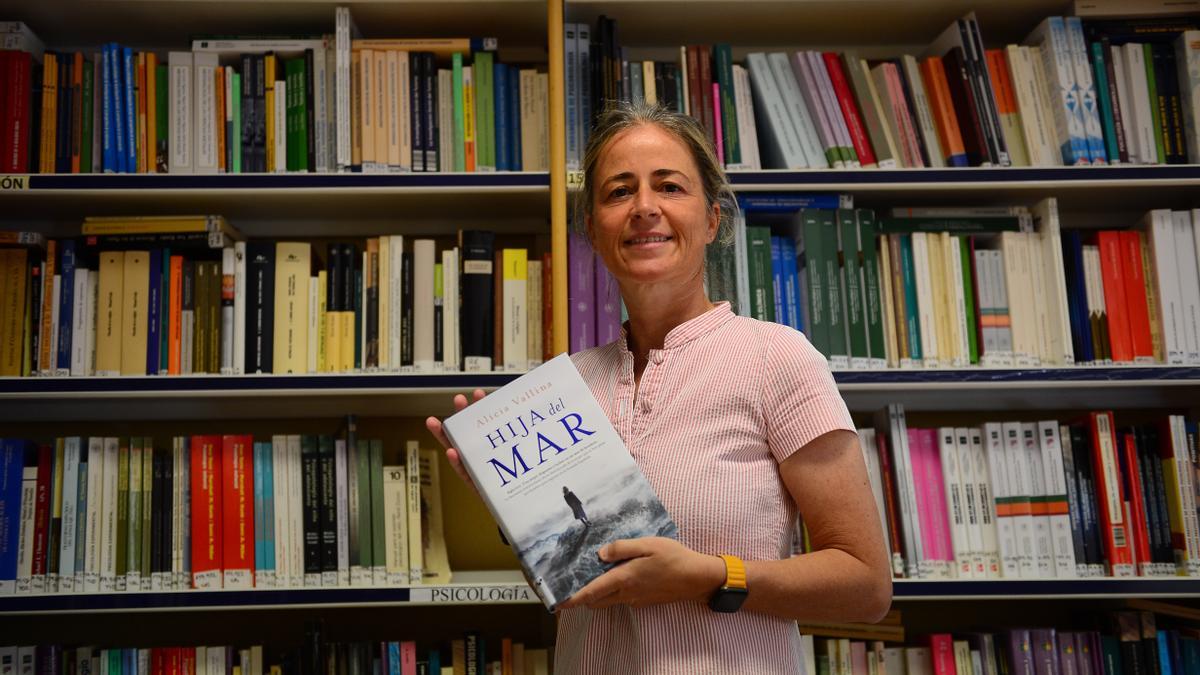 Alicia Vallina, coordinadora de uno de los cursos, con su último libro, este martes.