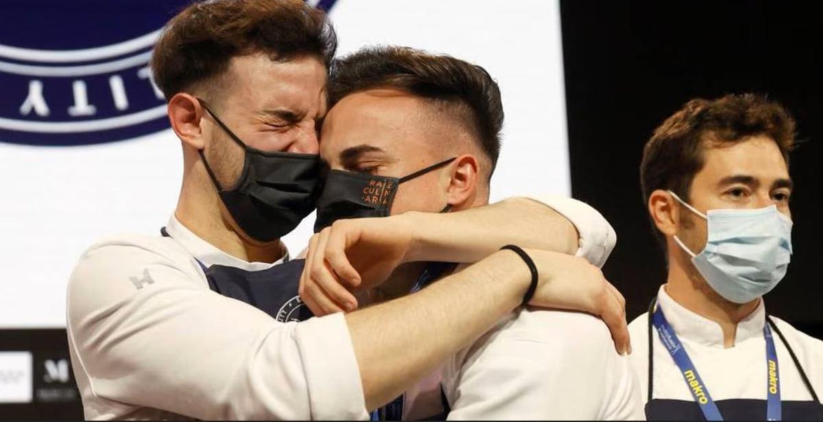 Javier Sanz y Juan Sahuquillo, tras ganar el Premio Cocinero Revelación del Año.