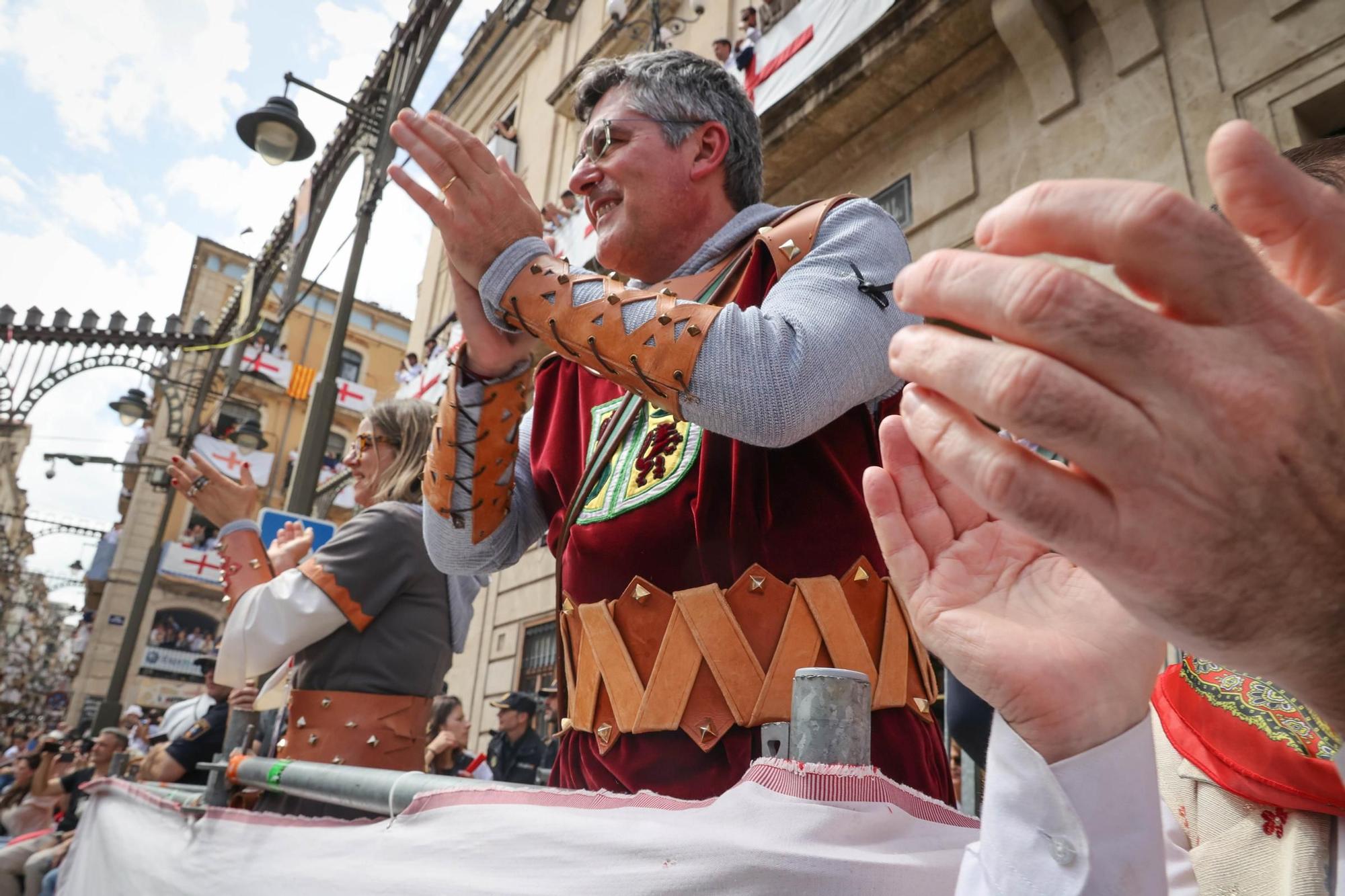Alcoy se entrega al espectáculo de las tropas cristianas