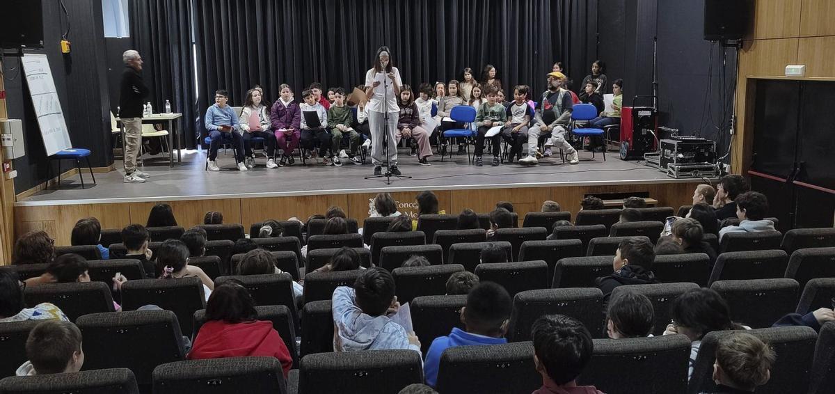 Los alumnos de Moaña, entonando regueifas.  | SANTOS ÁLVAREZ