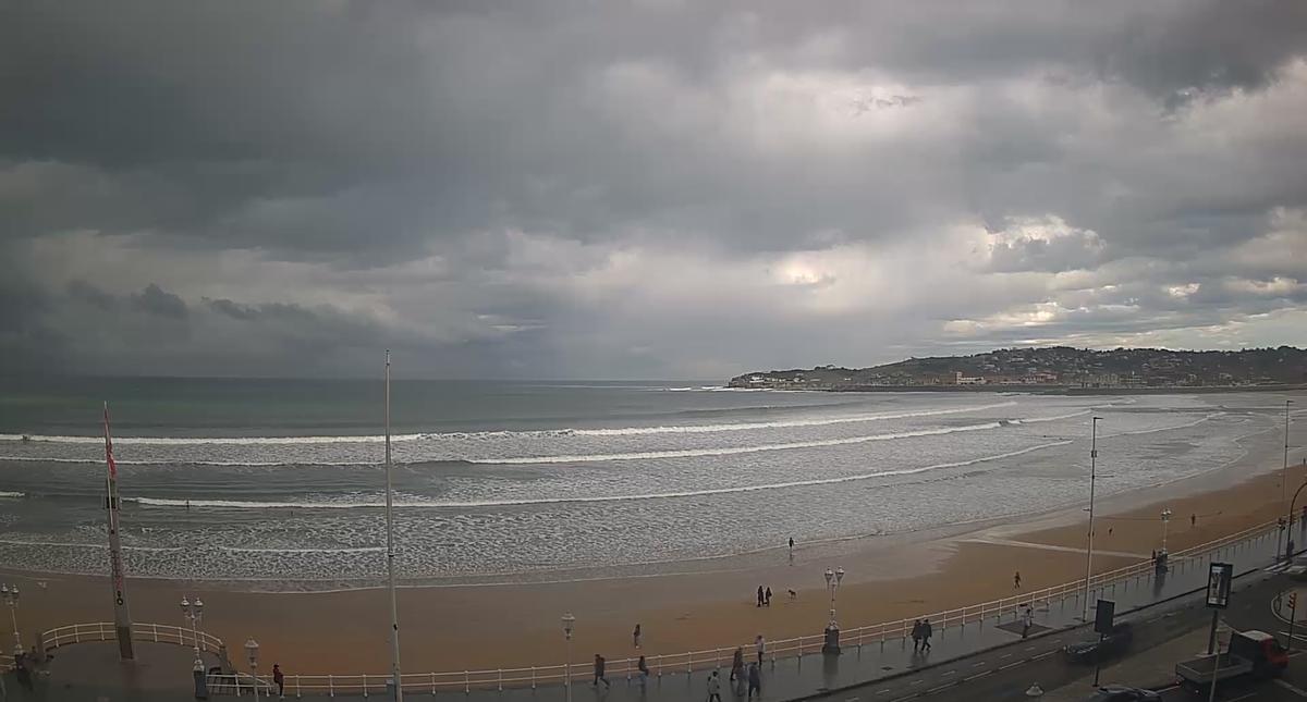 La Playa de San Lorenzo, a las dos de la tarde.