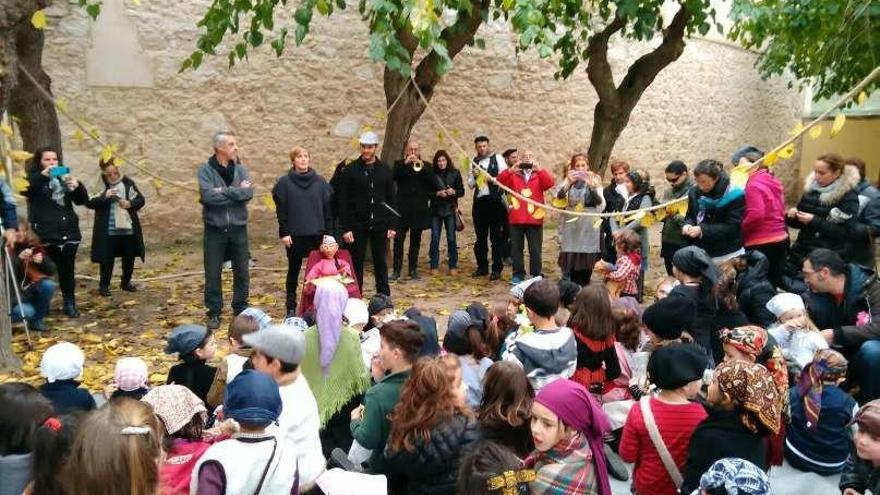 Los alumnos del Gonzalo de Berceo celebran el tradicional magosto