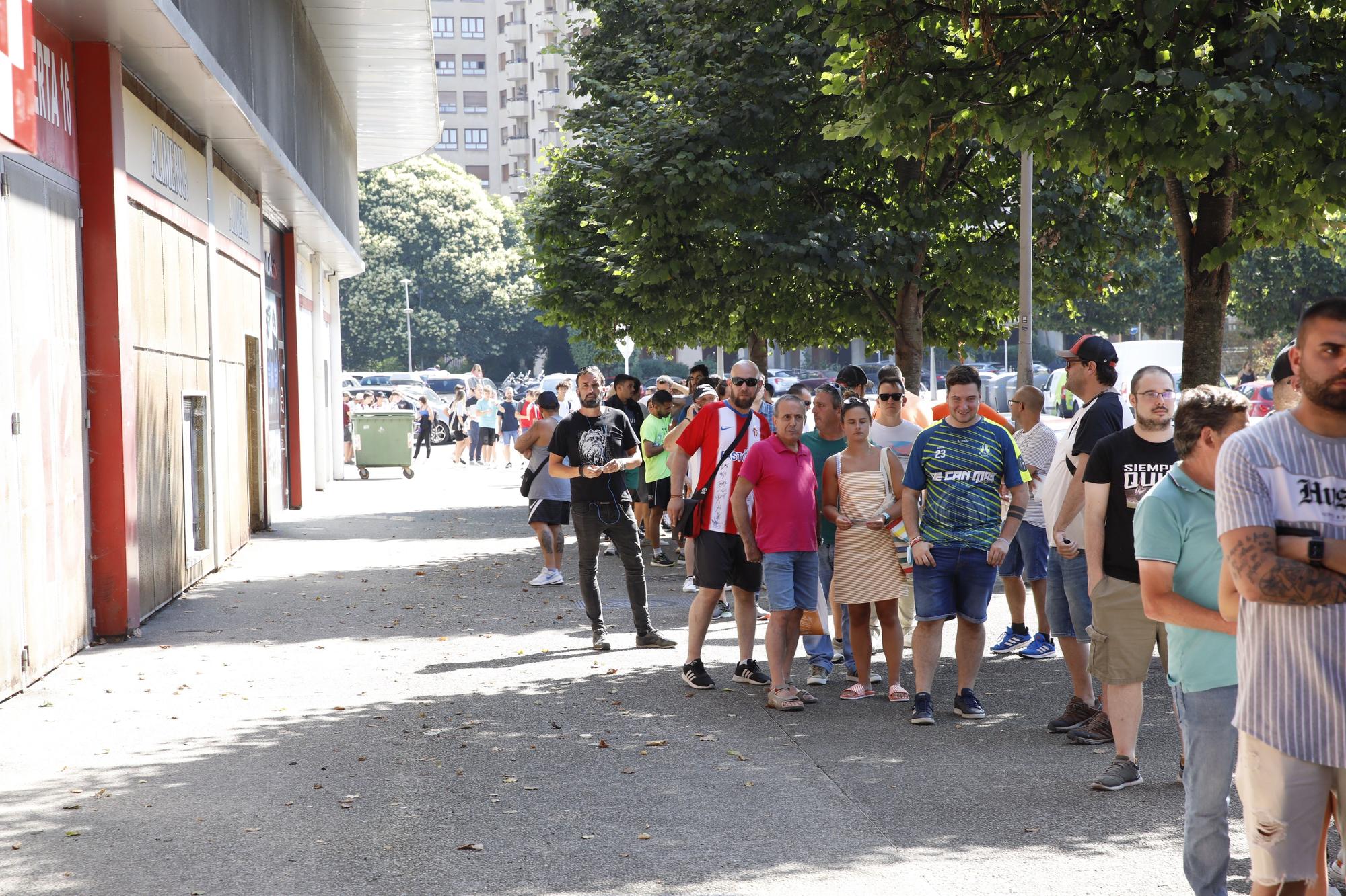 En imágenes: Largas colas para sacar entradas para el primer viaje del Sporting de Orlegi