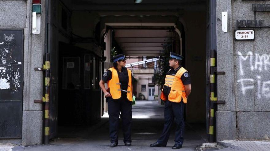 Policías custodian la morgue donde está el cadáver del fiscal.