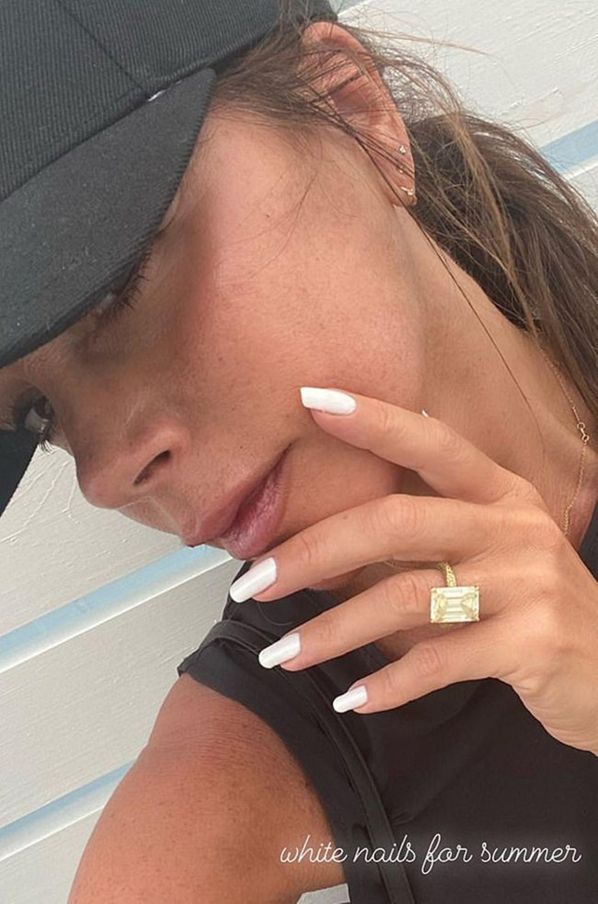 Victoria Beckham con manicura blanca