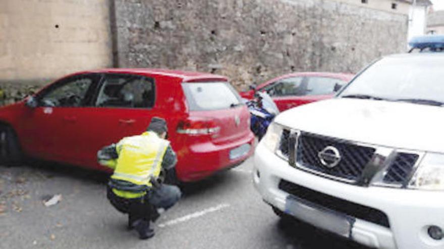 El coche fue localizado más tarde por los agentes en el centro de Moraña.  // FdV