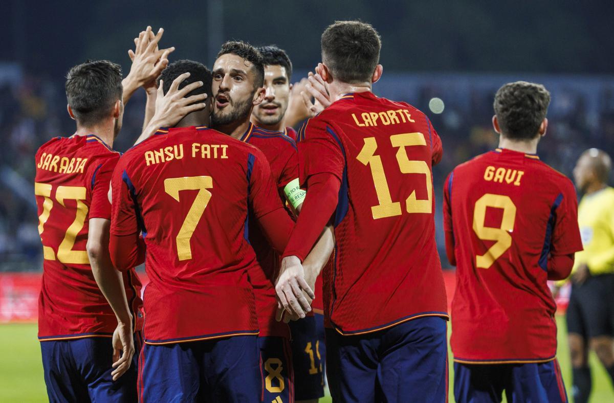 El delantero de España Ansu Fati celebra con sus compañeros tras marcar el 0-1 durante el encuentro amistoso entre las selecciones España y Jordania, en el Estadio Internacional de Amán, Jordania, antes del inicio de la Copa del Mundo Qatar 2022. EFE/Pablo García/RFEF