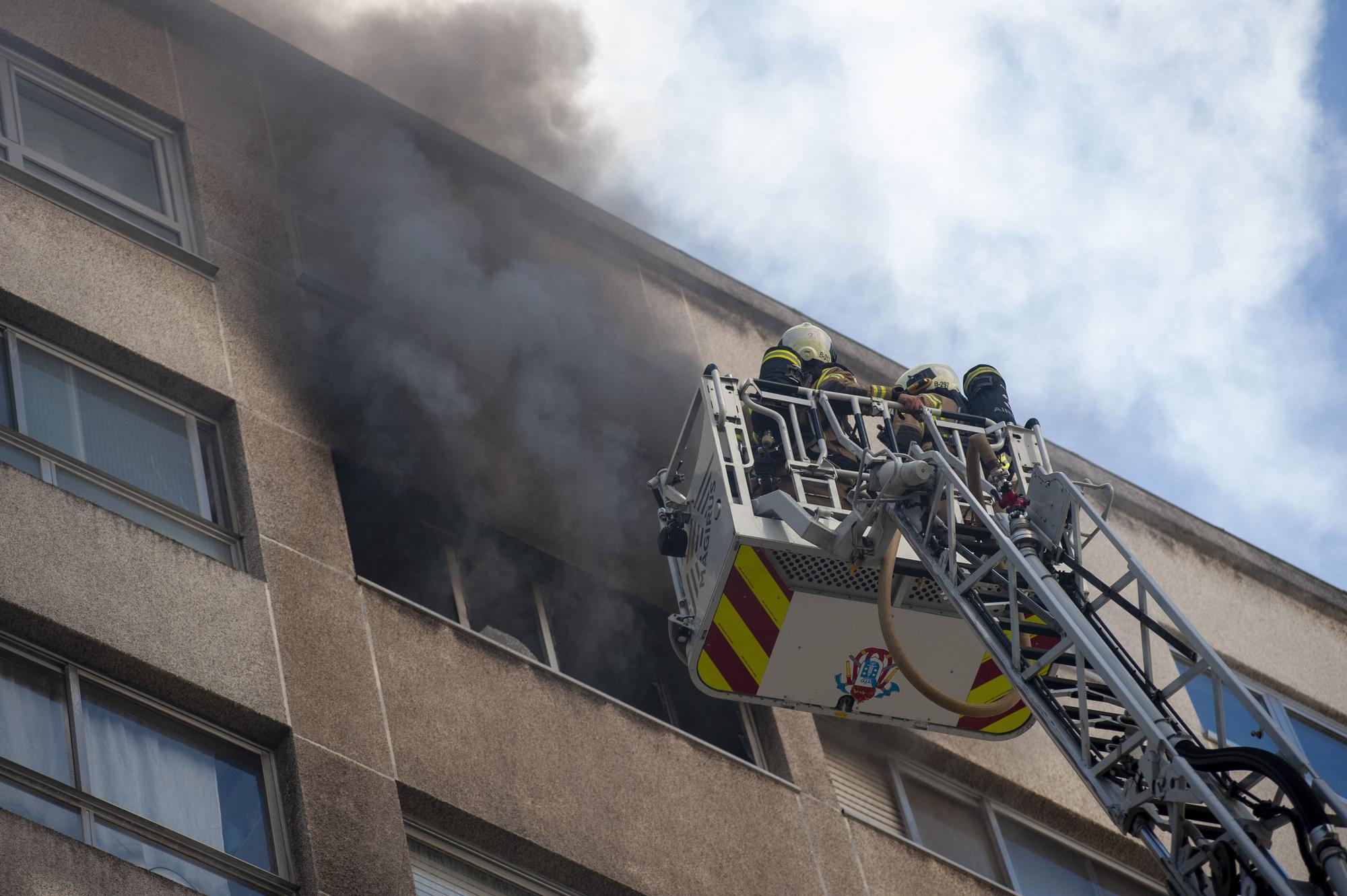 Los bomberos sofocan un incendio en una vivienda de Costa da Unión con Pla y Cancela