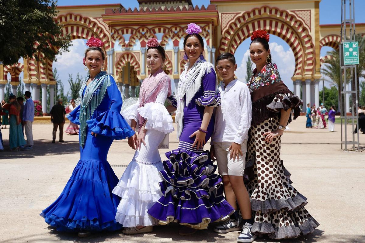 Grupos de amigos y familiares en el sábado de feria, en imágenes