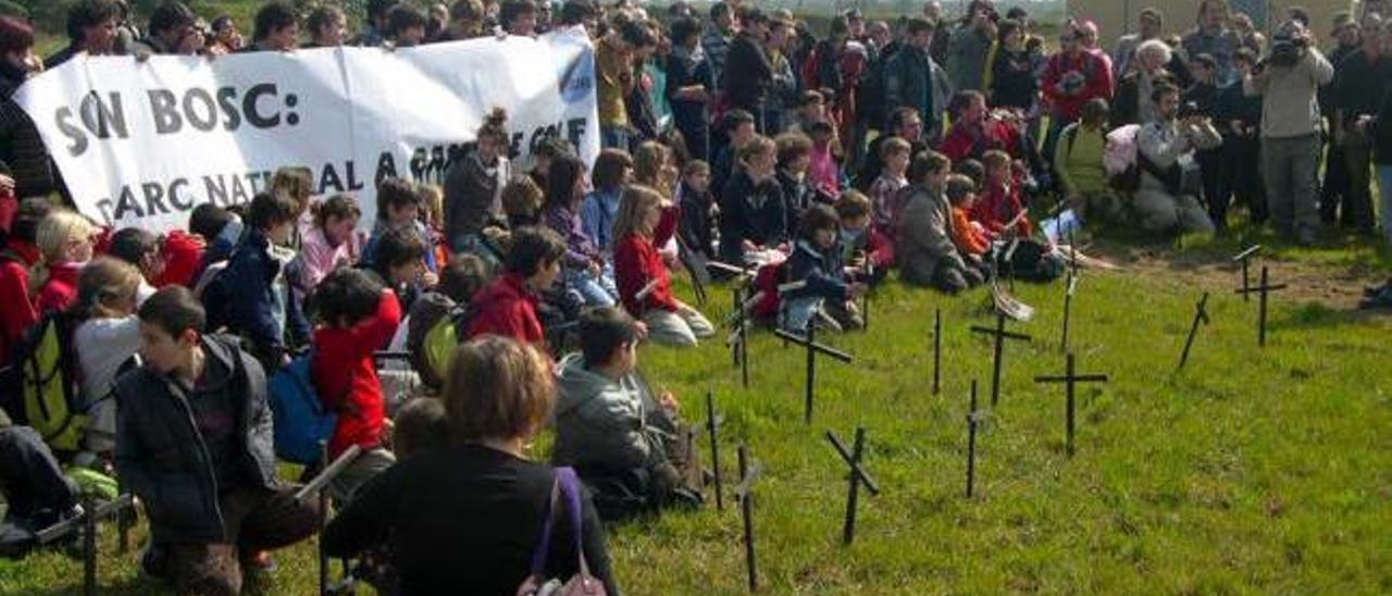 Imagen de una manifestación celebrada en 2010 en los terrenos de son Bosc.