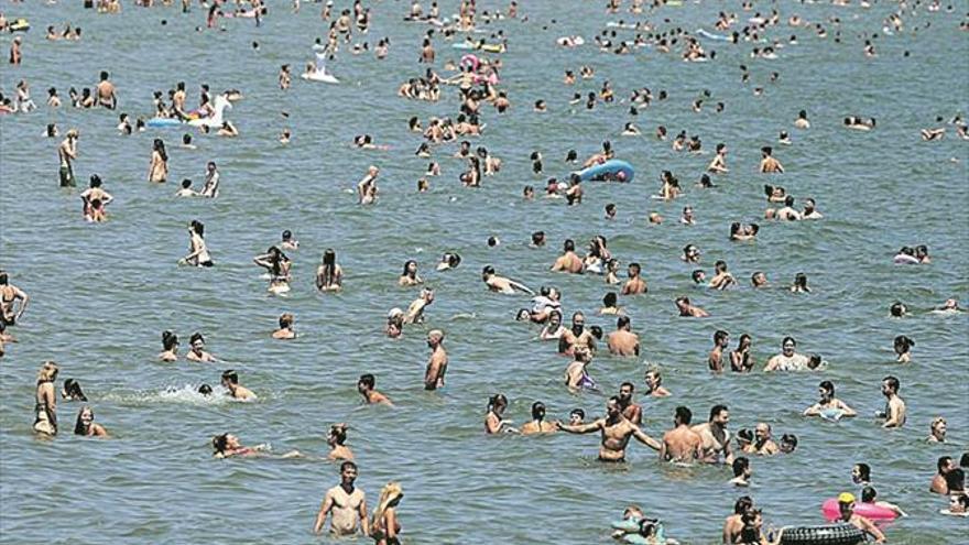 El agua del Mediterráneo alcanza casi los 30 grados