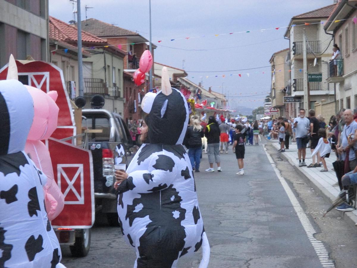GALERÍA | Camarzana de Tera se despide de sus fiestas con el Desfile de Carrozas GALERÍA | Camarzana de Tera se despide de sus fiestas con el Desfile de Carrozas