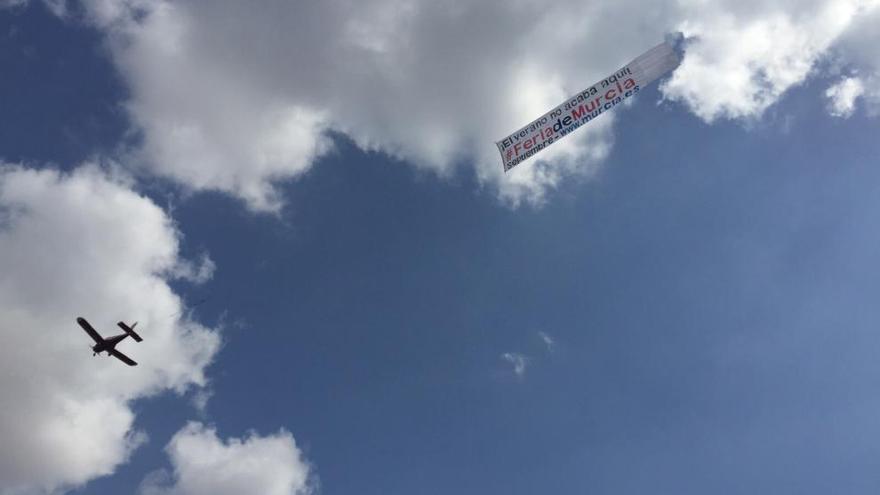 La avioneta que publicita la Feria de Murcia