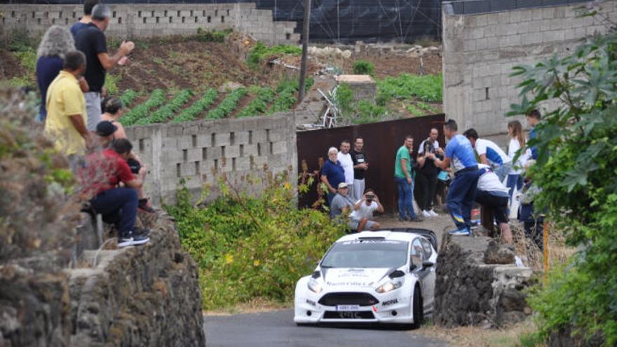 Eduardo Domínguez y Dailos González, trazando una curva.