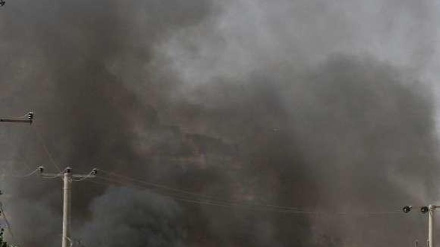 Una columna de humo emerge durante los combates en Kabul.