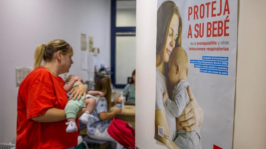 Imagen de archivo de un cartel de la de inmunización de bebes frente a bronquiolitis durante la campaña de vacunación. EFE/ Daniel González