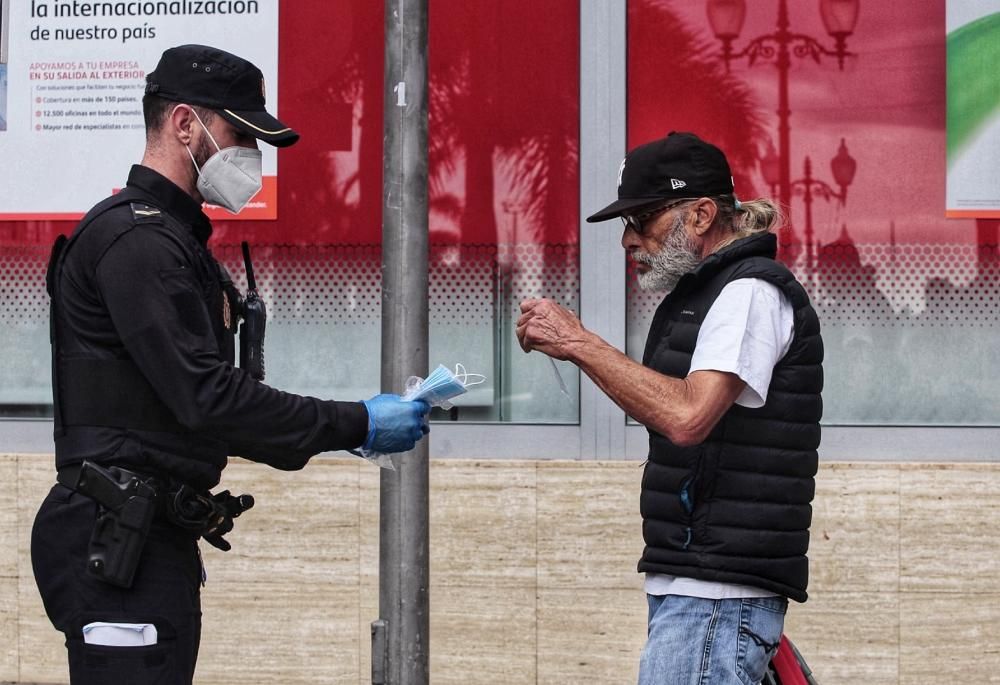 La Policía Nacional entrega mascarillas