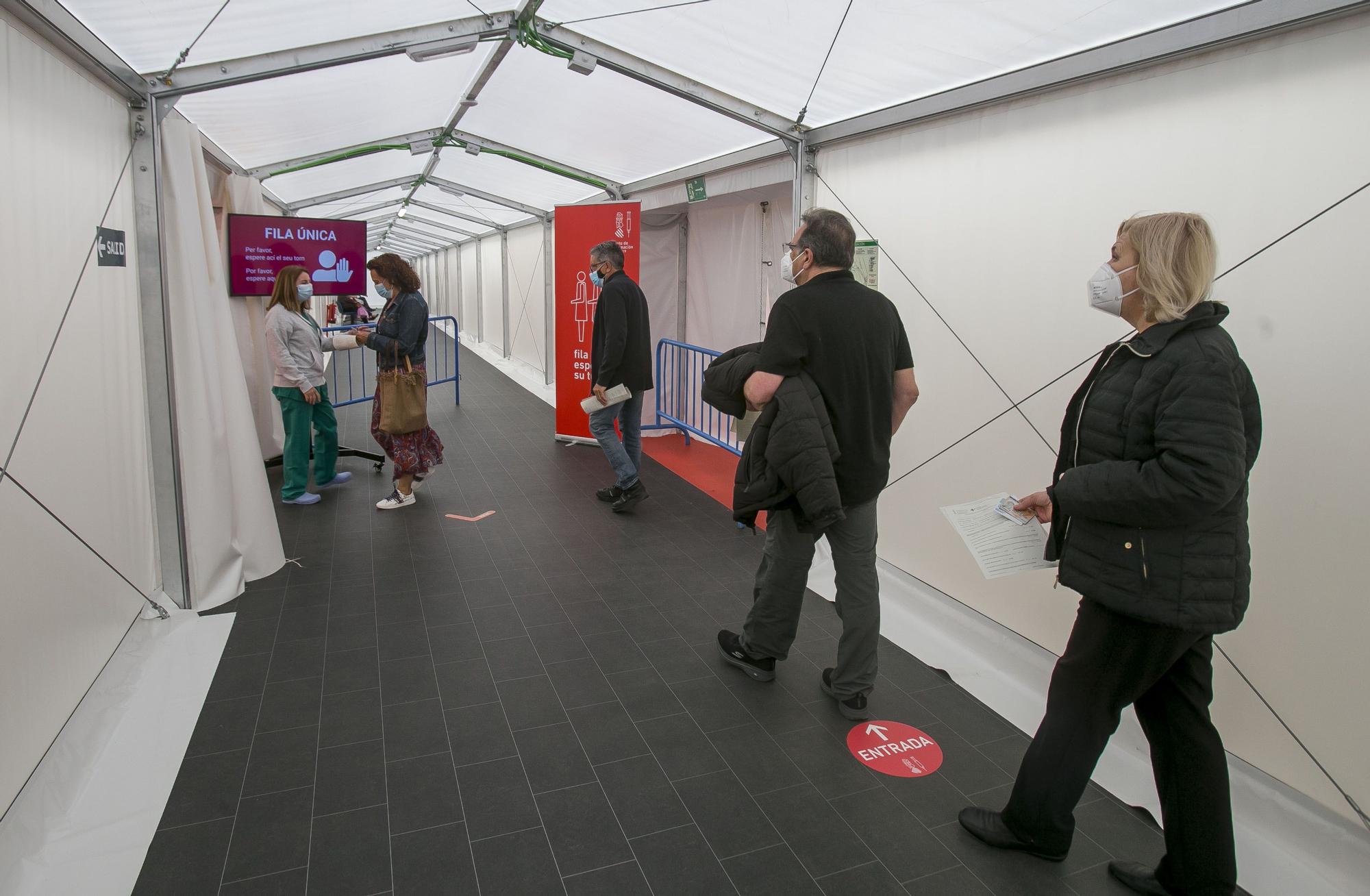 Comienza la vacunación masiva en el hospital de campaña de Alicante