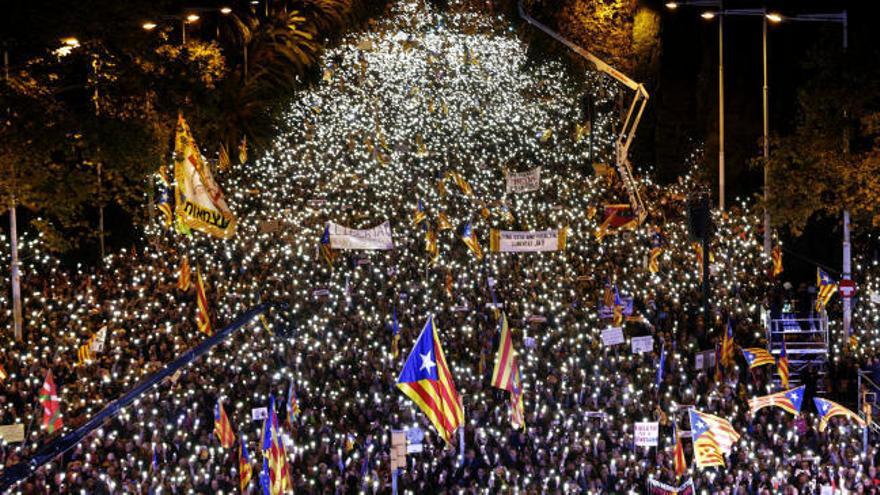 Miles de personas piden en Barcelona la liberación de los exconsejeros presos y &#039;los Jordis&#039;