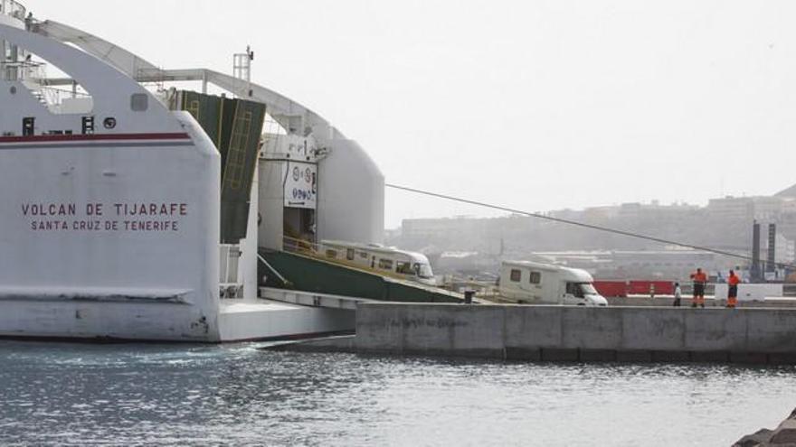 Llegada de los pasajeros del barco procedente de Cádiz que se averió