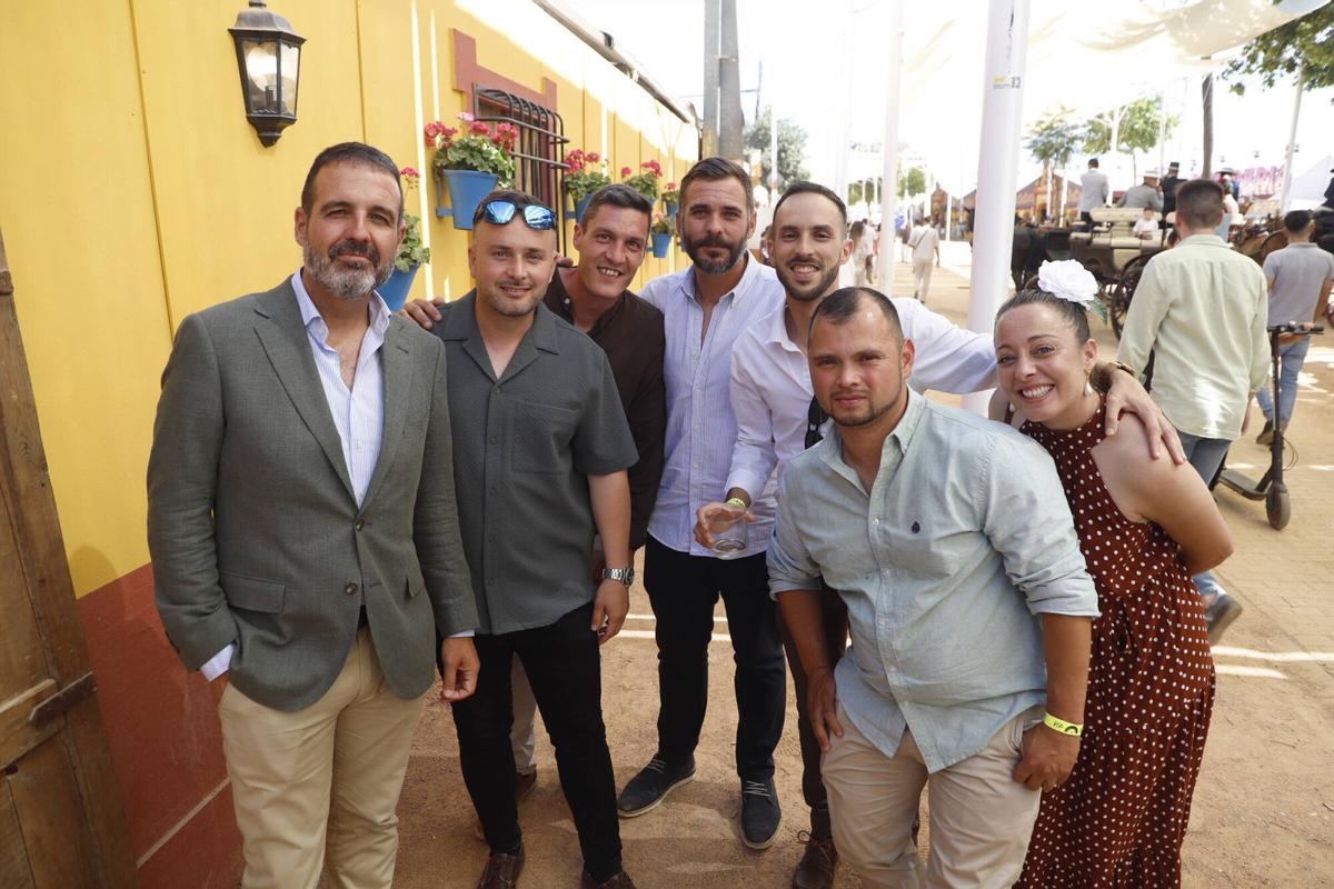 De caseta en caseta y con el grupo de siempre, la Feria de Córdoba vuelve a llenarse de grupos de amigos, compañeros de trabajo y familia De caseta en caseta y con el grupo de siempre, la Feria de Córdoba vuelve a llenarse de grupos de amigos, compañeros de trabajo y familia