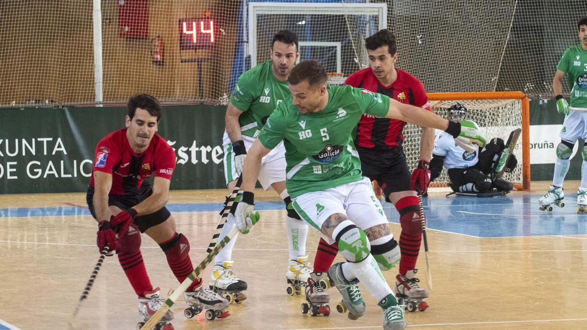 César Carballeira trata de llevarse la bola entre dos jugadores del Reus en un lance del encuentro de Riazor.