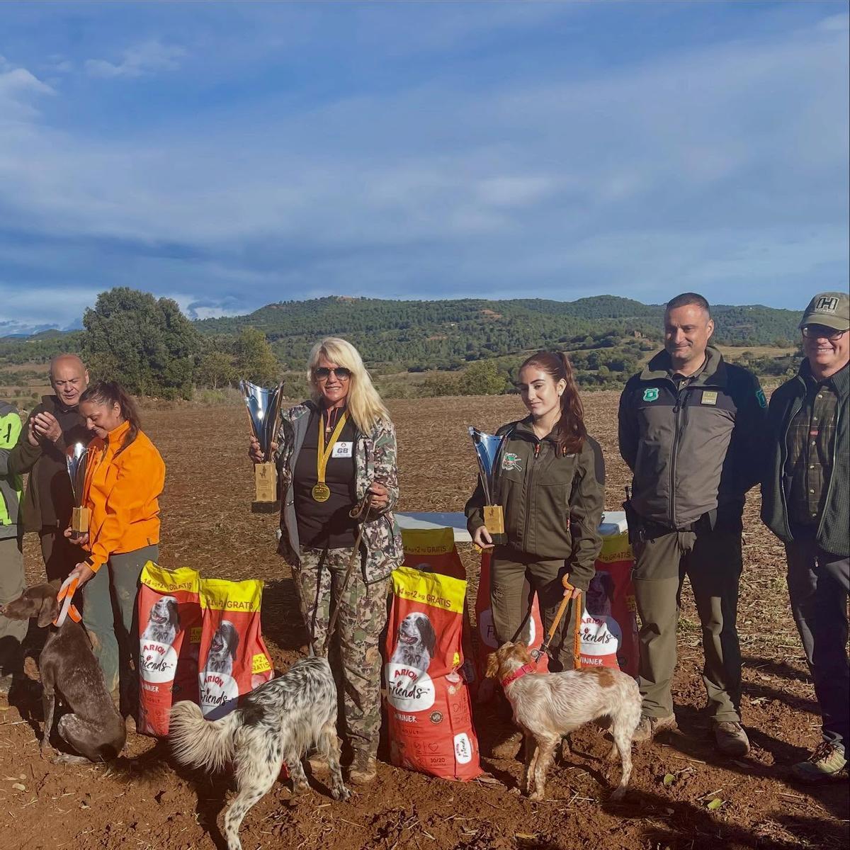 Eva Rius, recibiendo el trofeo de campeona de Cataluña