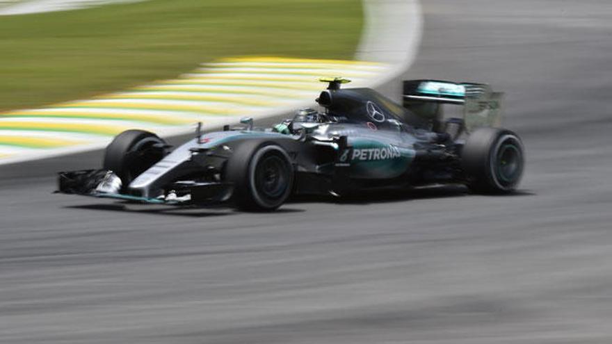 Nico Rosberg, sobre la pista de Brasil.