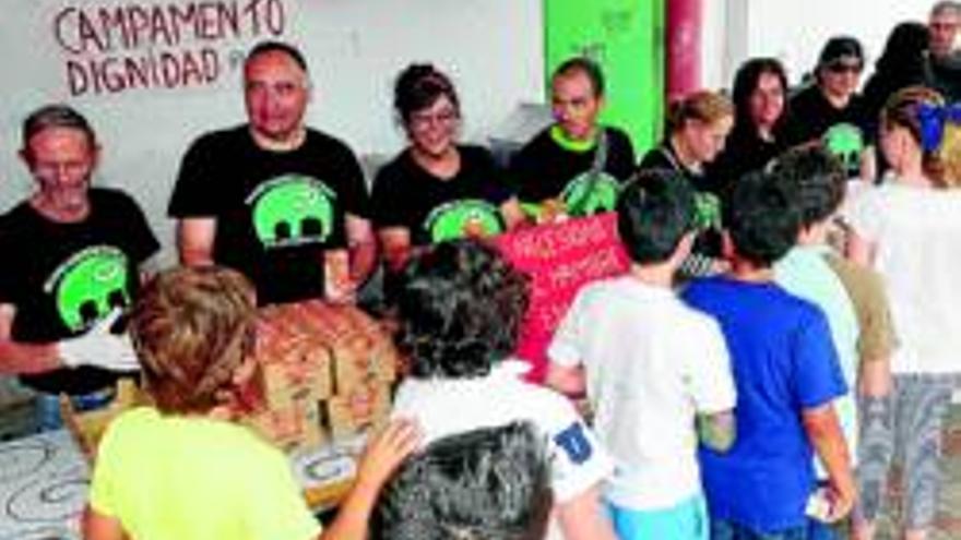 El Campamento Dignidad reparte desayunos entre 300 escolares