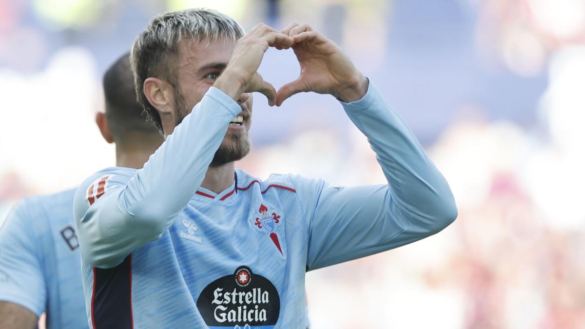 El defensa del Celta de Vigo Óscar Mingueza (c) celebra tras marcarle un gol al Levante, durante el partido correspondiente a la undécima jornada de LaLiga EA Sports disputado este domingo en el Ciutat de València