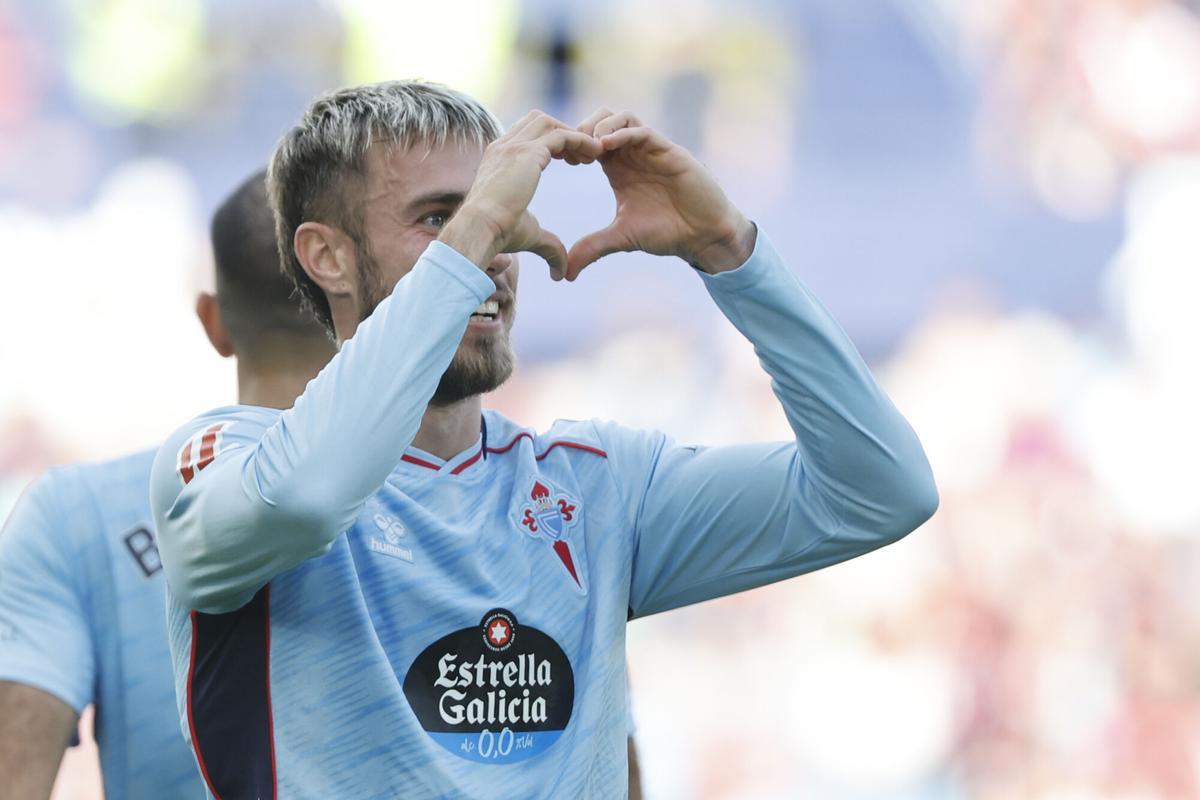 VALENCIA, 02/11/2025.- El defensa del Celta de Vigo Óscar Mingueza (c) celebra tras marcarle un gol al Levante, durante el partido correspondiente a la undécima jornada de LaLiga EA Sports disputado este domingo en el Ciutat de València. EFE/ Ana Escobar. levante . celta vigo. liga españa 2025/2026 levante . celta vigo. 11. accion. ciutat de valencia