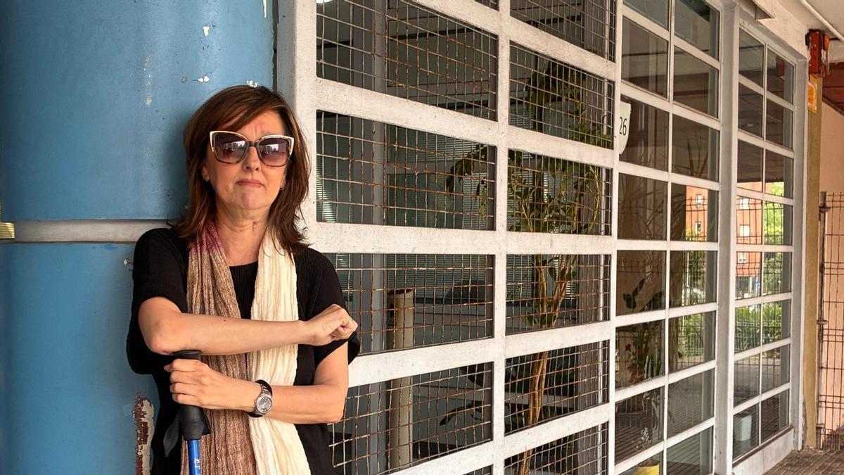 Eva Bustamante, a la puerta de la sede de Difac, en el barrio de La Magdalena de Avilés.