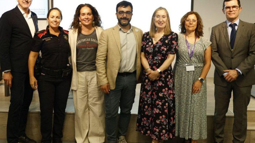 Pastor, tercera por la derecha, en las jornadas de Barcelona. | L.O.