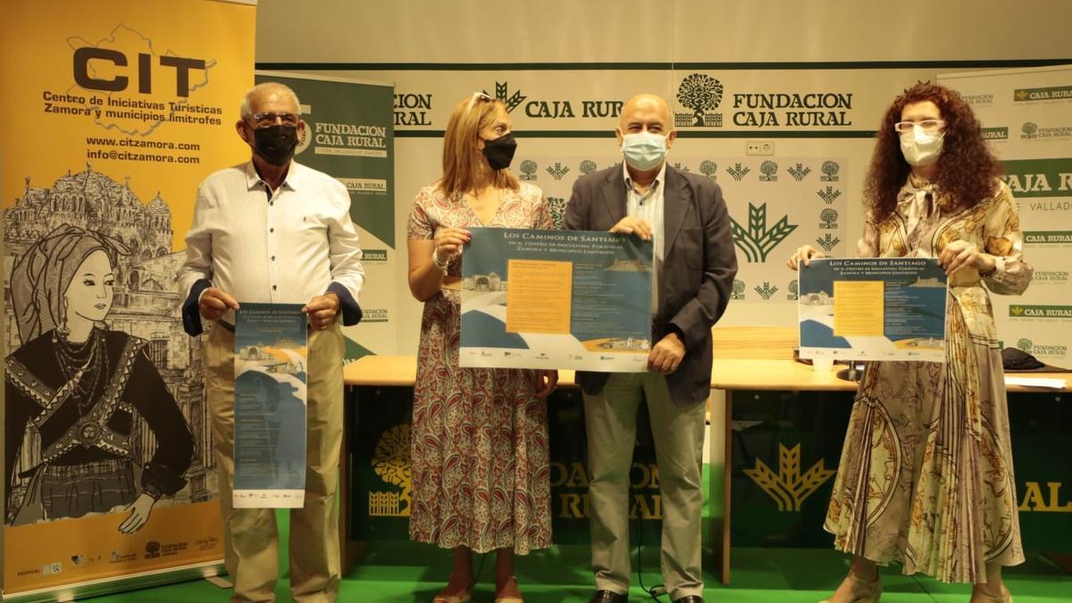 Desde la izquierda, José Parra, alcalde de Entrala, Ainhoa Aranguren, alcaldesa de Villarrín, Feliciano Ferrero, de la Fundación Caja Rural  y Clarisa Rodríguez, presidenta del CIT